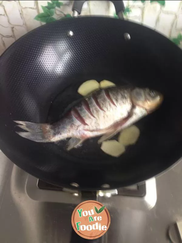 Crucian carp and radish soup