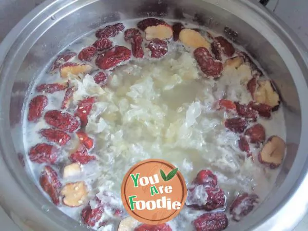 Jujube and Tremella rice porridge