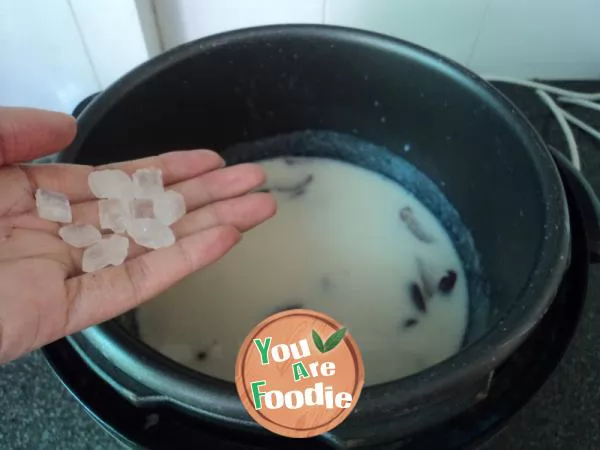 Nourishing Yin, moistening dryness, supplementing qi and promoting body fluid -- [soybean milk jujube porridge]
