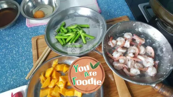 Fried prawns with mango