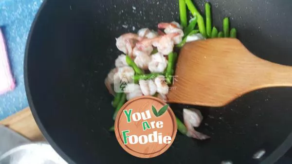 Fried prawns with mango