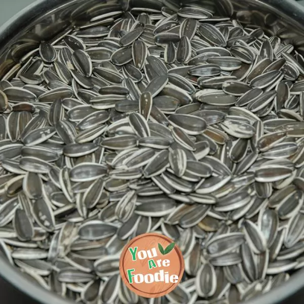 Boiled spiced sunflower seeds