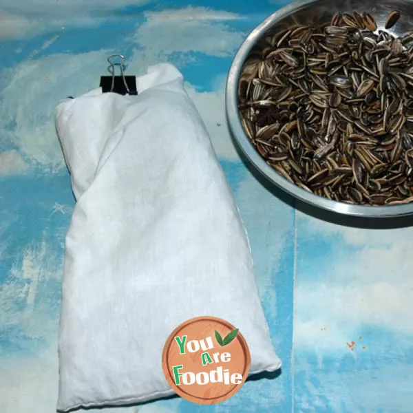 Boiled spiced sunflower seeds