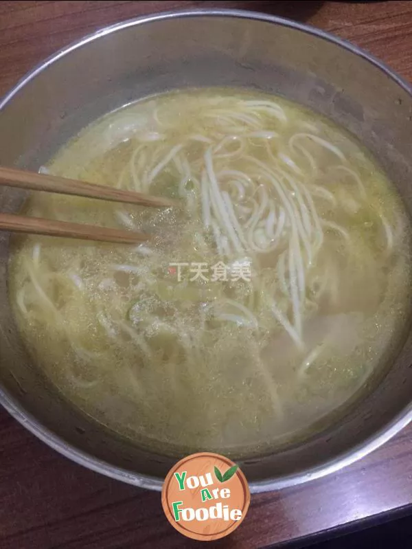 Fried-noodles-in-soup