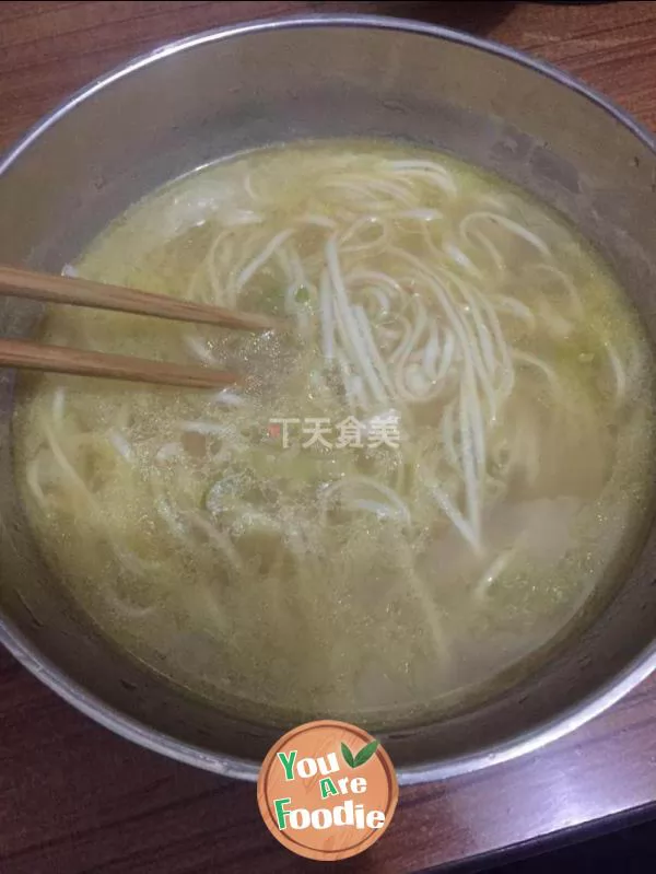 Fried noodles in soup