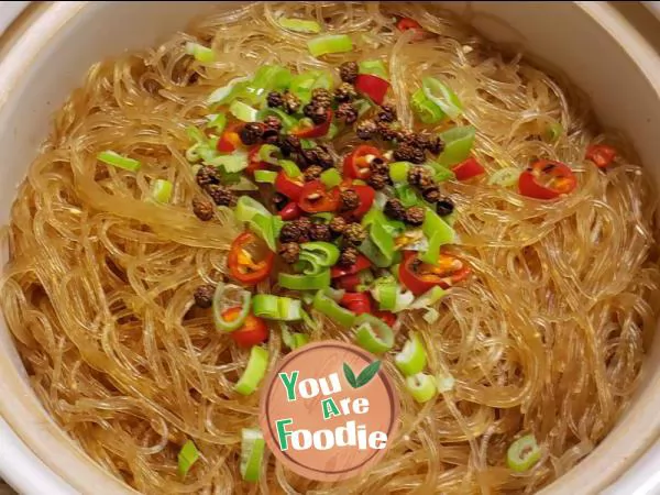 Scallops with rattan pepper and vermicelli in casserole