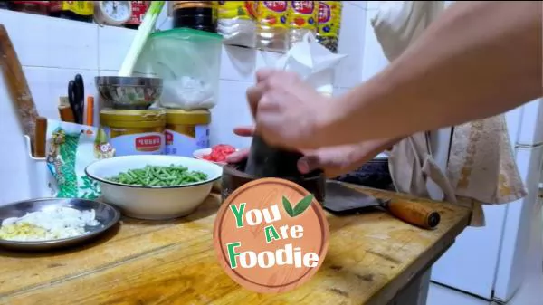 Cold noodles with garlic sauce