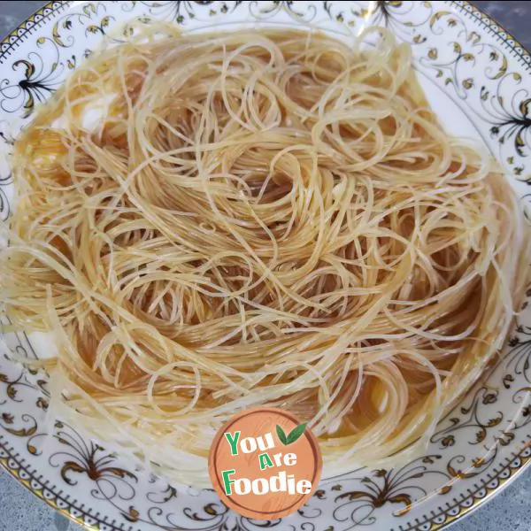 Steamed loofah with minced garlic and vermicelli