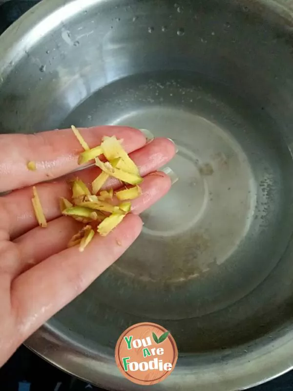 Flammulina velutipes meat ball soup