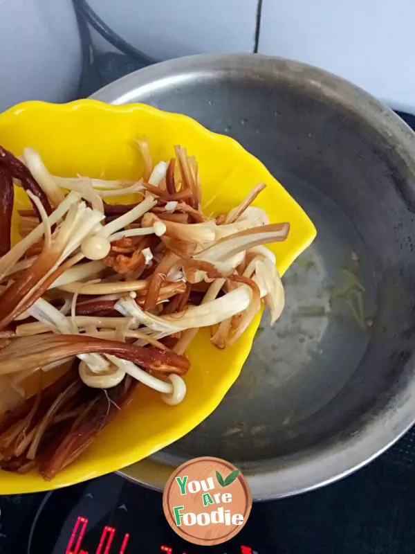 Flammulina velutipes meat ball soup