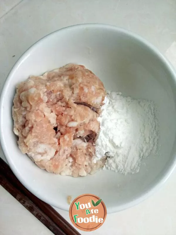 Flammulina velutipes meat ball soup