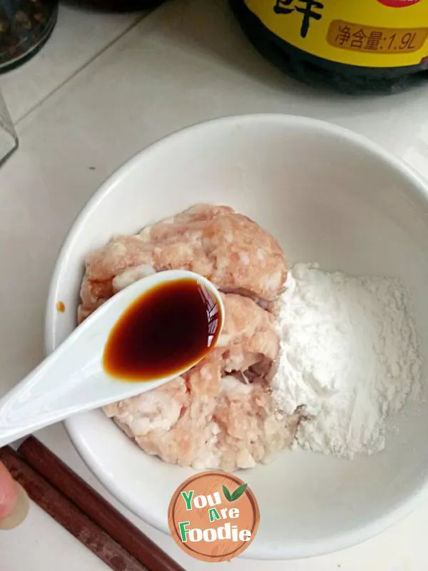 Flammulina velutipes meat ball soup