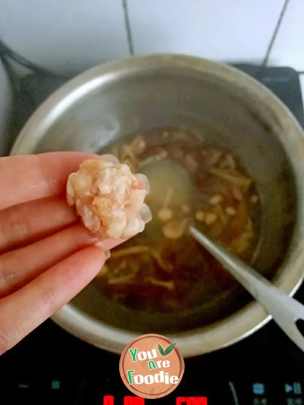 Flammulina velutipes meat ball soup