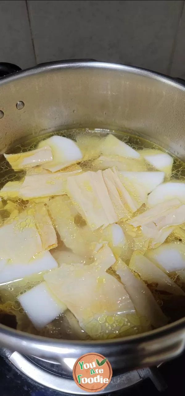 Stewed turnip and beancurd in broth