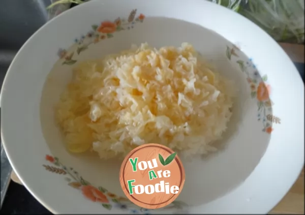 Rock sugar tremella lotus seed soup