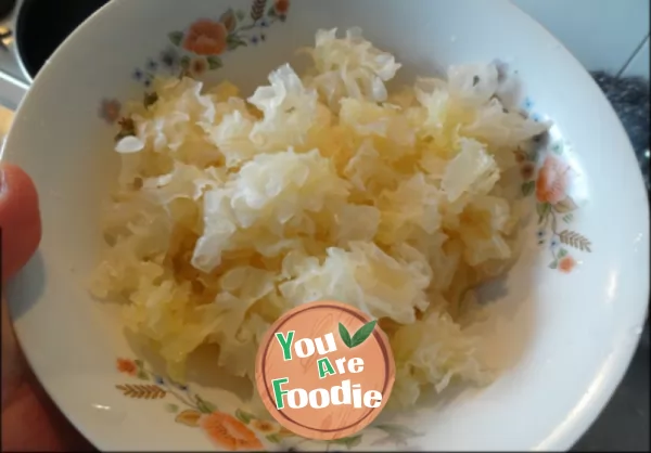 Rock sugar tremella lotus seed soup