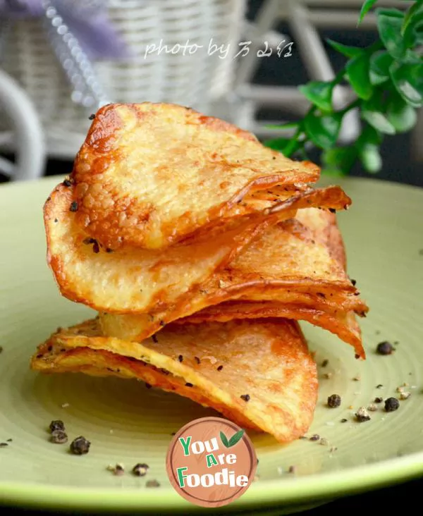 Potato-chips-with-black-pepper