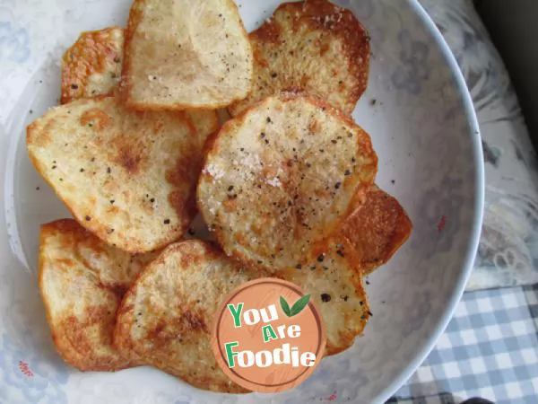 Potato chips with black pepper