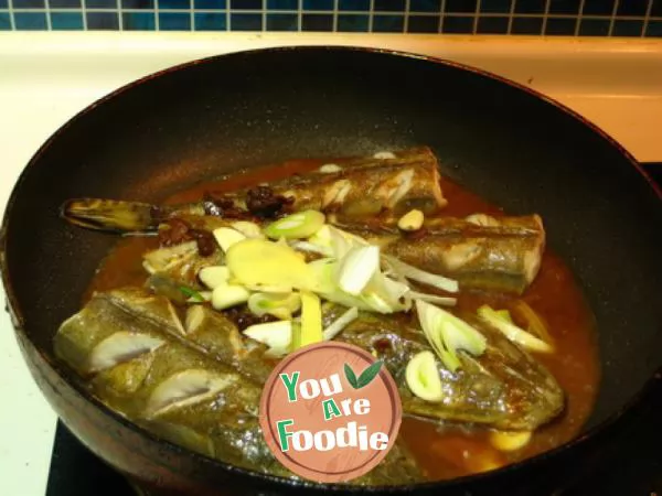 Braised braided fish in sauce