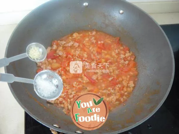 Noodles with tomato meat sauce