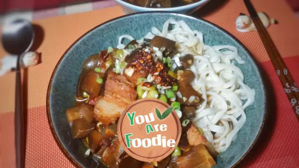 Noodles with eggplant and green bean sauce