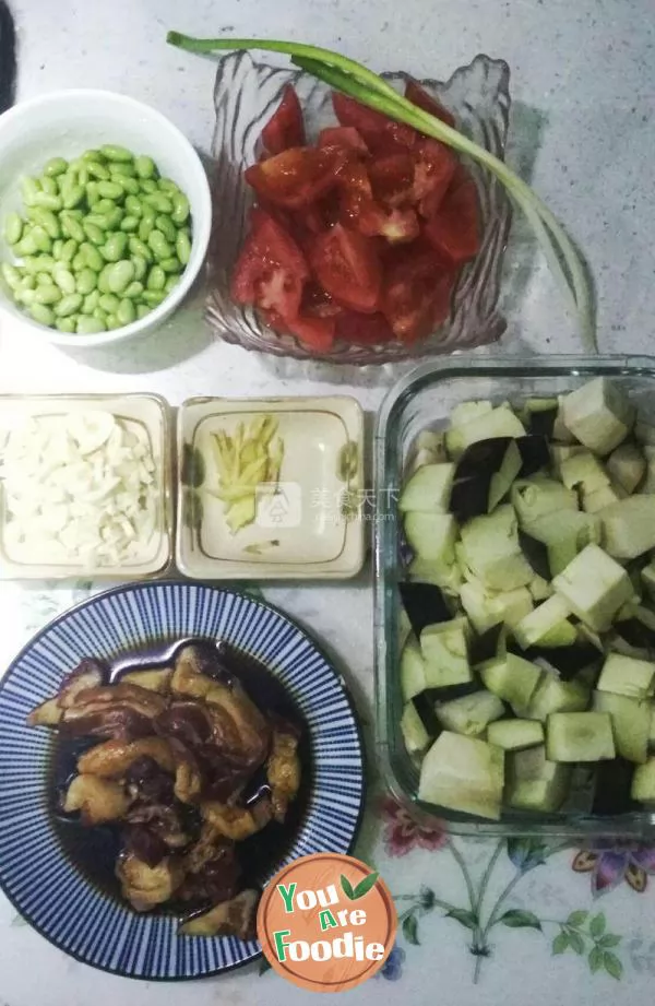 Noodles with eggplant and green bean sauce