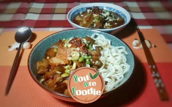 Noodles with eggplant and green bean sauce