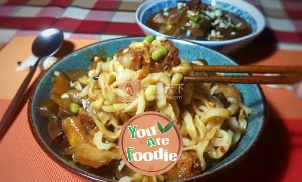 Noodles with eggplant and green bean sauce