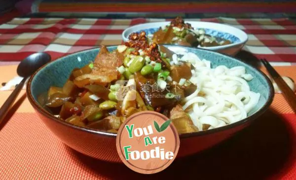 Noodles with eggplant and green bean sauce