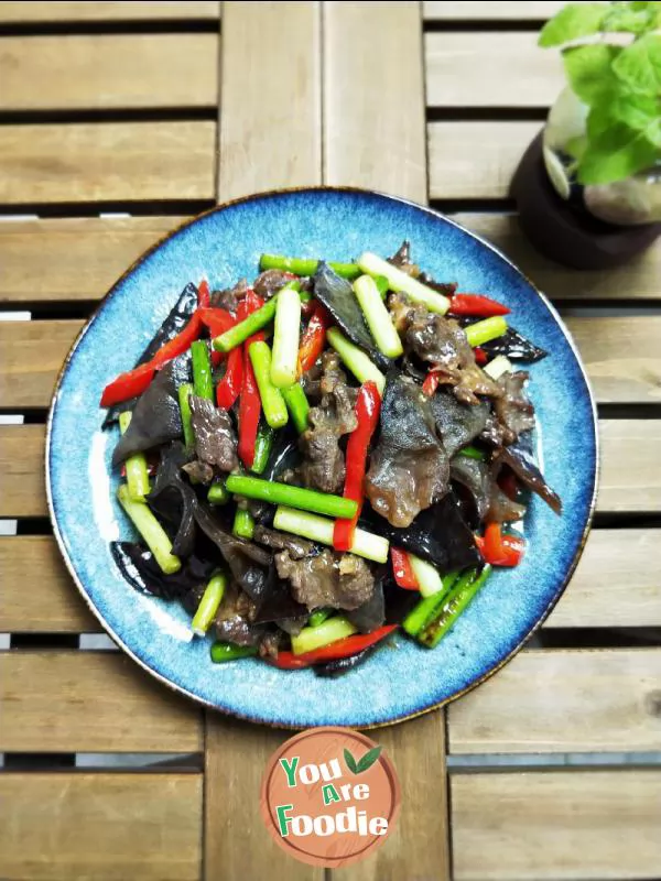 Fried black fungus with beef and garlic