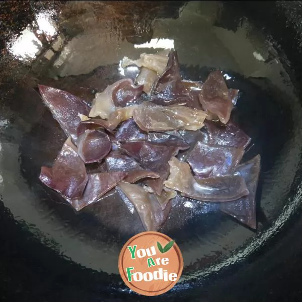 Fried black fungus with beef and garlic