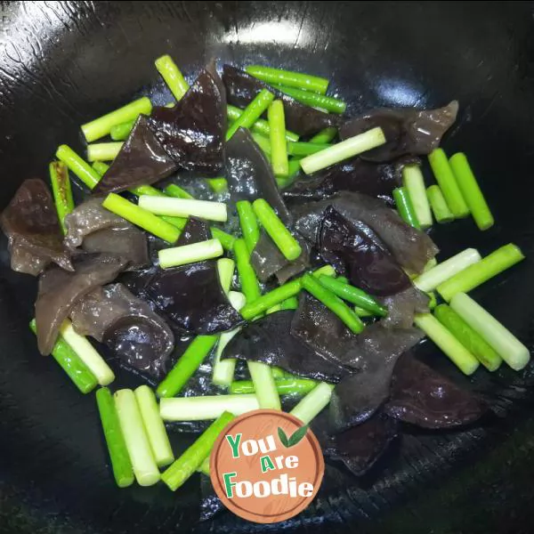 Fried black fungus with beef and garlic