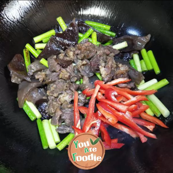 Fried black fungus with beef and garlic