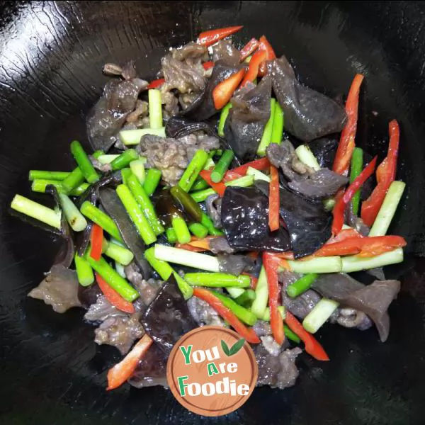 Fried black fungus with beef and garlic