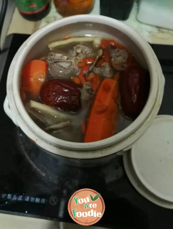 Stewed-pigeon-soup-in-electric-pottery-pot