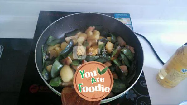 Stewed beans with potatoes