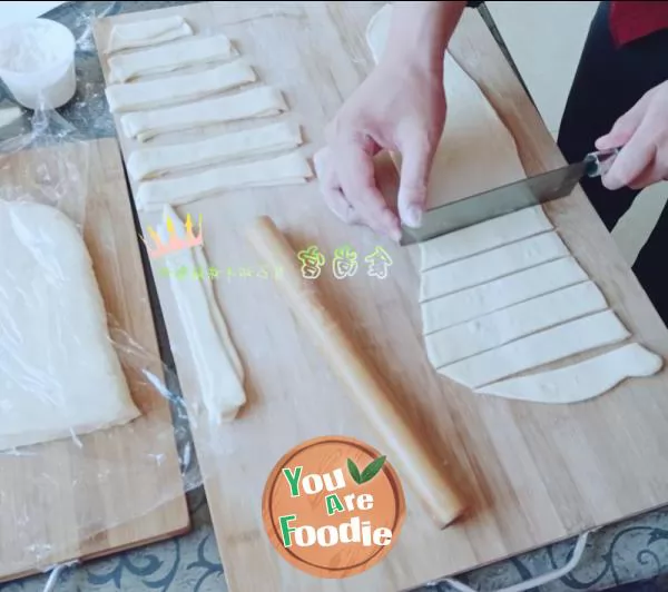 It's not difficult to learn the super detailed steps of home version fried dough sticks