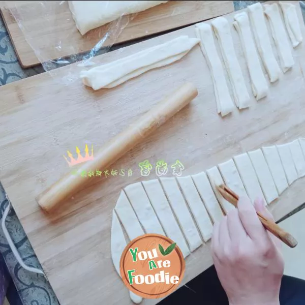 It's not difficult to learn the super detailed steps of home version fried dough sticks