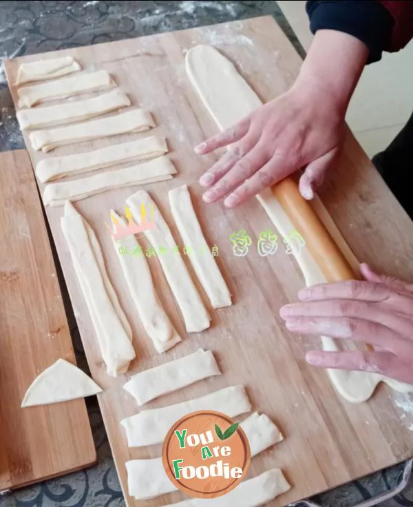 It's not difficult to learn the super detailed steps of home version fried dough sticks