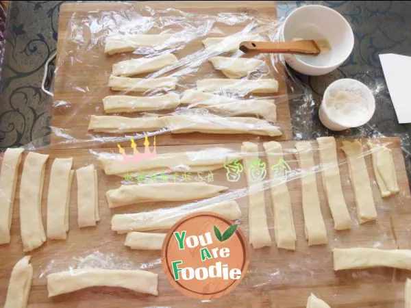 It's not difficult to learn the super detailed steps of home version fried dough sticks