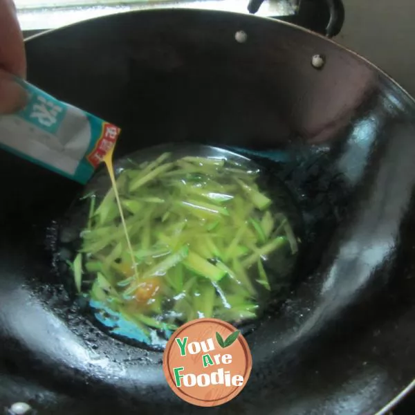 Boiled noodles with pumpkin shreds in broth