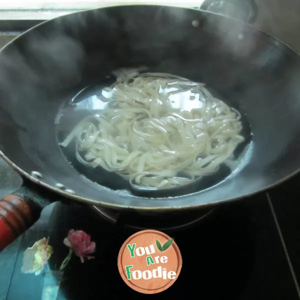 Boiled noodles with pumpkin shreds in broth