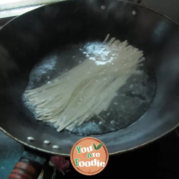 Boiled noodles with pumpkin shreds in broth