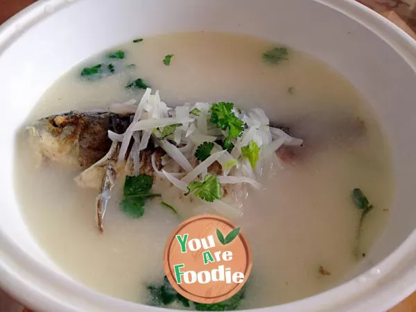 Braised crucian carp soup with white radish