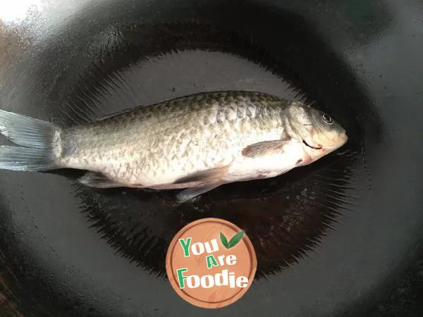 Braised crucian carp soup with white radish