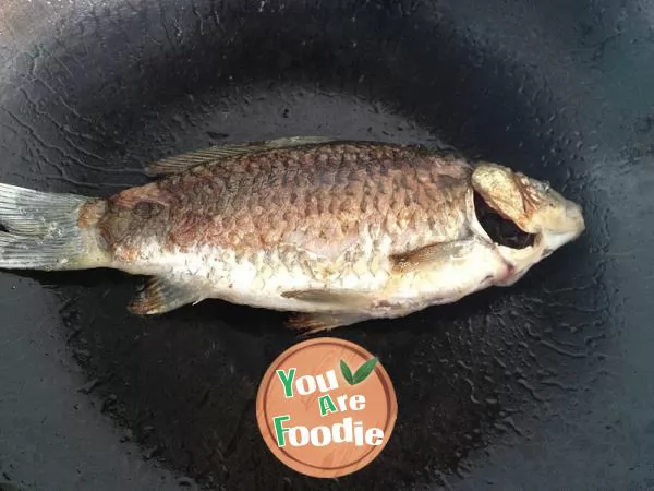 Braised crucian carp soup with white radish