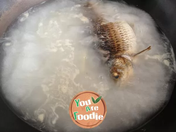 Braised crucian carp soup with white radish