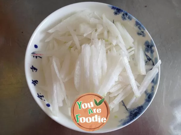 Braised crucian carp soup with white radish