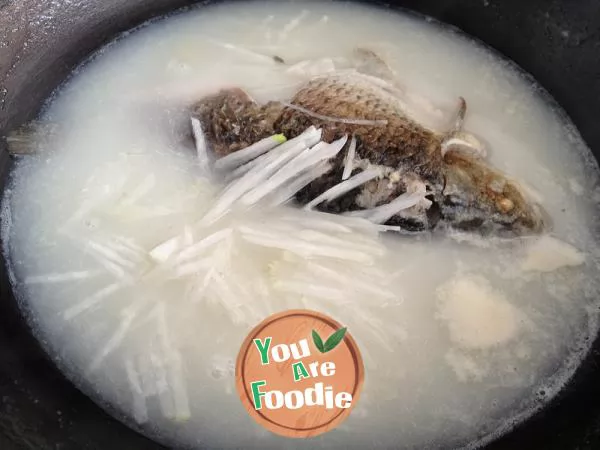 Braised crucian carp soup with white radish