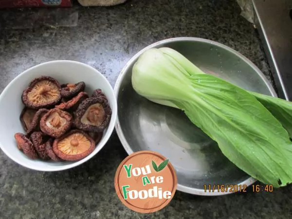 Fried mushrooms with green vegetables